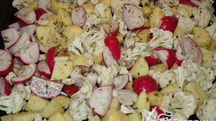 Рецепт теплого салата из редиса и овощей