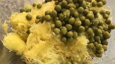 Рецепт теплого салата из спагетти-тыквы и куриной грудки