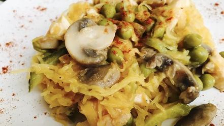 Рецепт теплого салата из спагетти-тыквы и куриной грудки