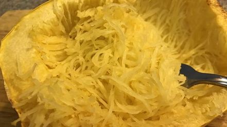 Рецепт теплого салата из спагетти-тыквы и куриной грудки