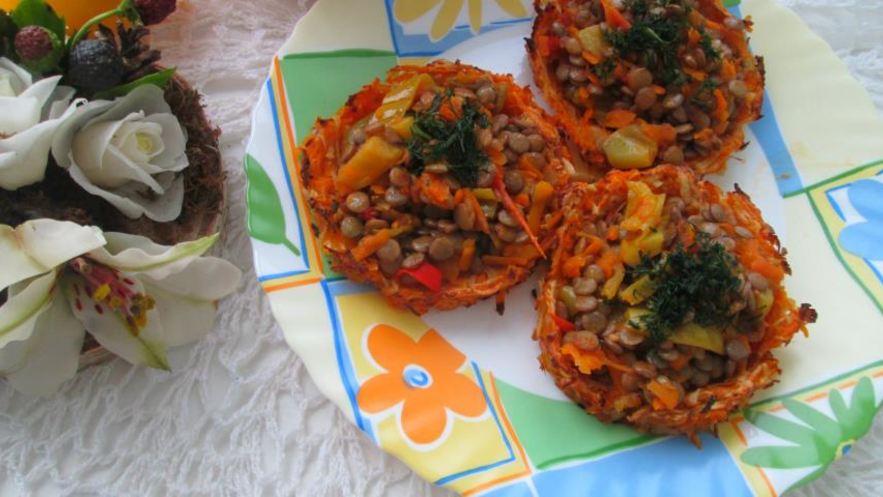 Рецепт теплого салата в корзиночках с чечевицей и овощами