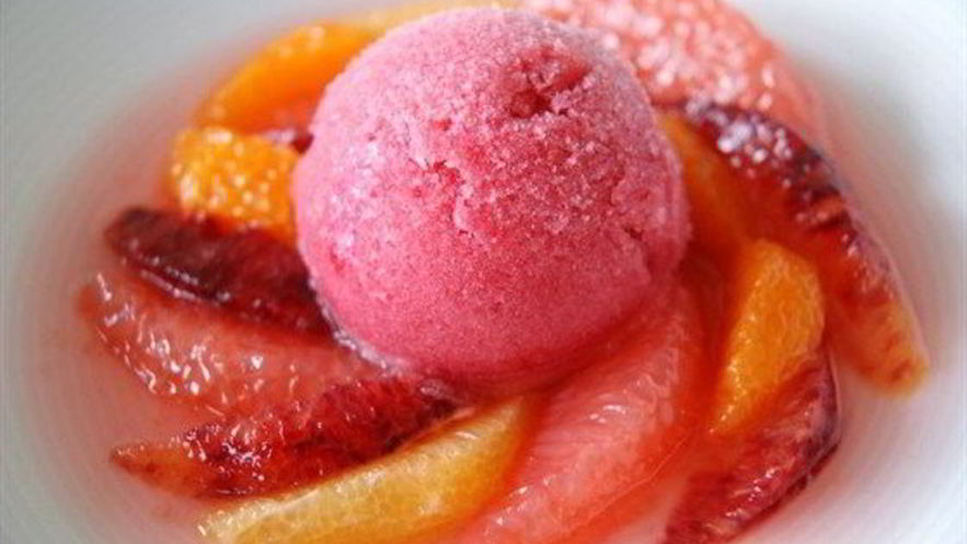 Рецепт цитрусового салата с пряным сиропом и грейпфрутовым сорбетом