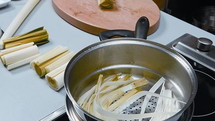 Рецепт лука-порея с соусом винегрет