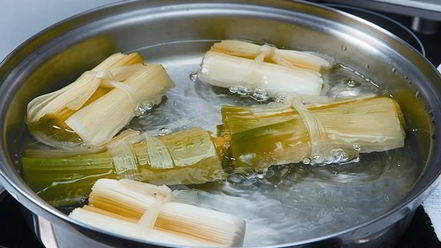 Рецепт лука-порея с соусом винегрет