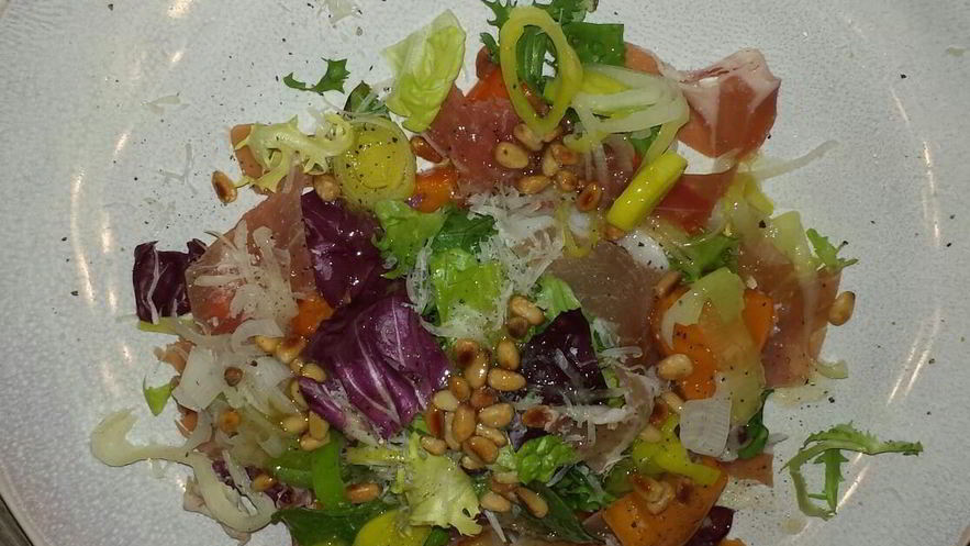 Рецепт салата из хурмы с пармезаном и хересным винегретом