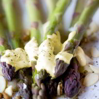 Спаржа с винегретом из фундука