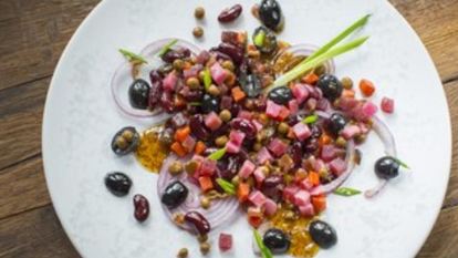 Рецепт Винегрета с красной фасолью, маслинами и медово-горчичной заправкой