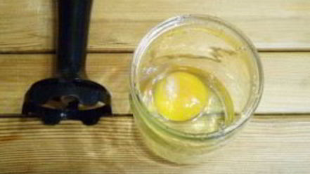 Рецепт домашнего майонеза на курином яйце с чесноком и зеленью