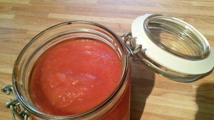 Рецепт домашнего томатно-яблочный кетчуп со свежими пряными травами