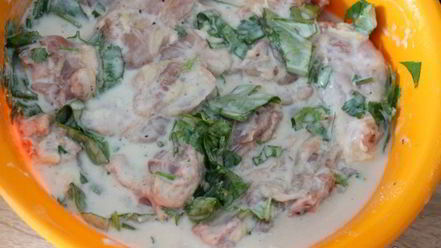 Рецепт маринада для курицы на кефире с чесноком и травами