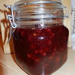 Рецепт Пряного клюквенного соуса со сливами и чили