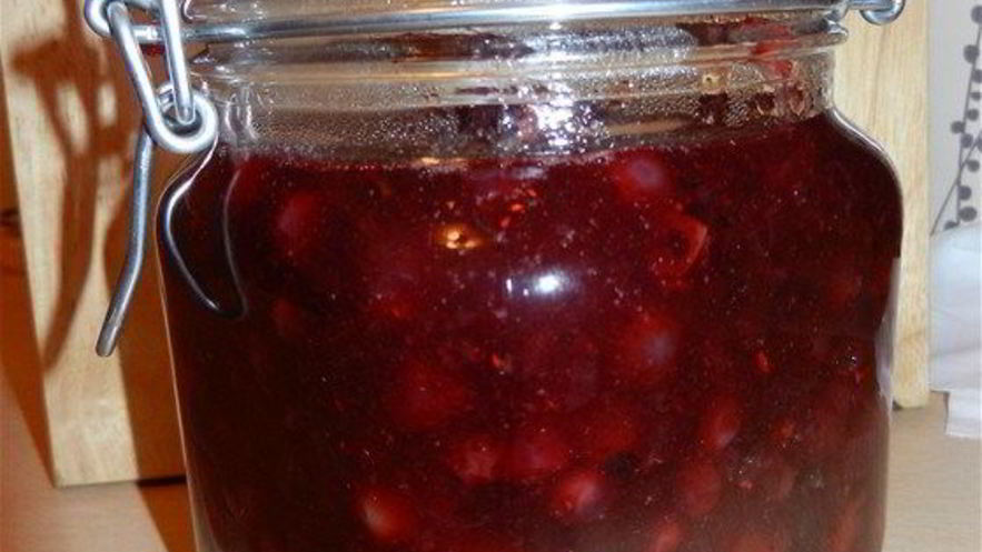 Рецепт пряного клюквенного соуса со сливами и чили