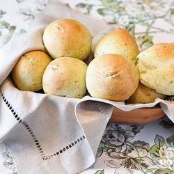 Рецепт Булочек с соусом Песто