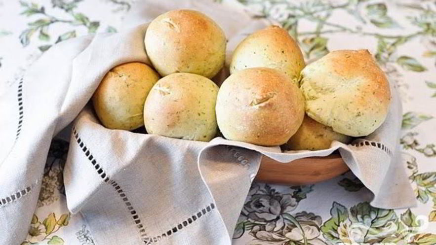 Рецепт булочек с соусом песто