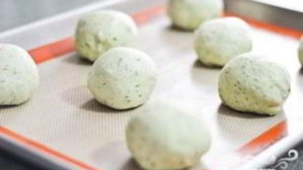 Рецепт булочек с соусом песто