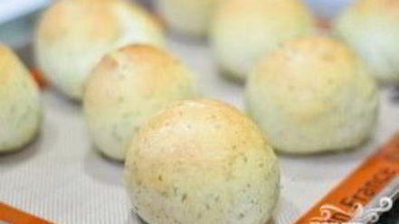 Рецепт булочек с соусом песто