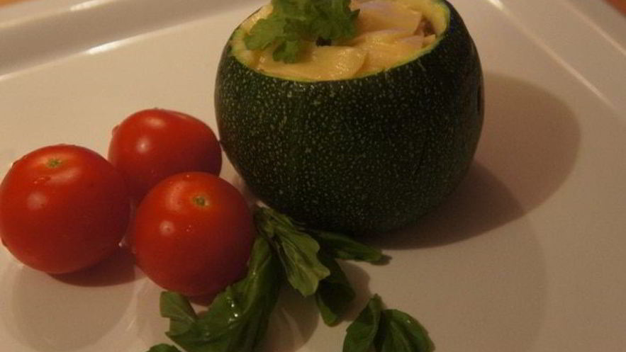 Рецепт фаршированного круглого цукини с соусом песто