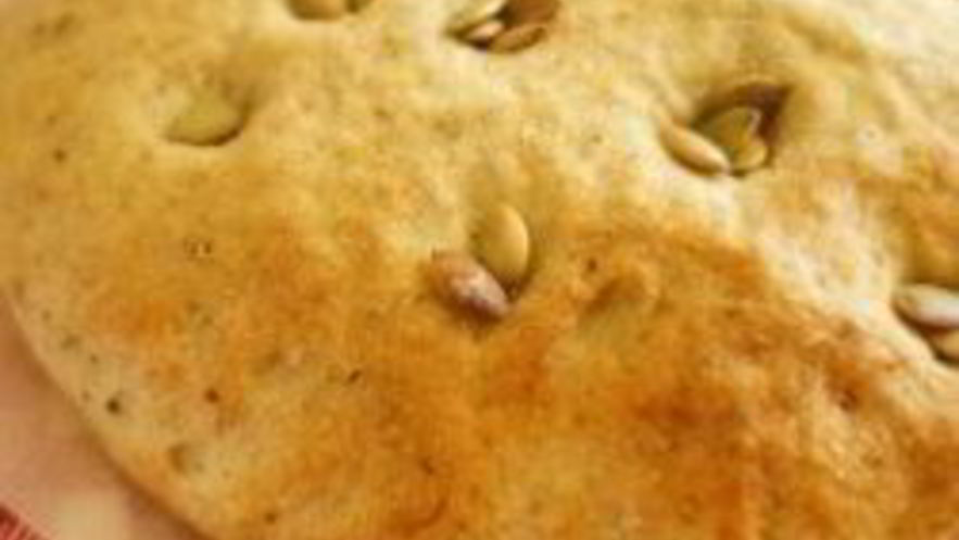 Рецепт фокаччи с соусом песто и тыквенными семечками