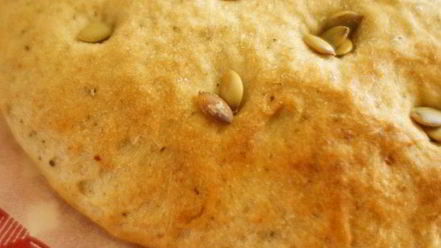 Рецепт фокаччи с соусом песто и тыквенными семечками