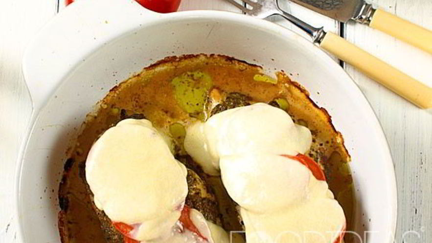 Рецепт куриной грудки с соусом песто, помидорами и моцареллой