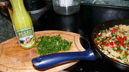 Рецепт овощей пассированных с соусом песто