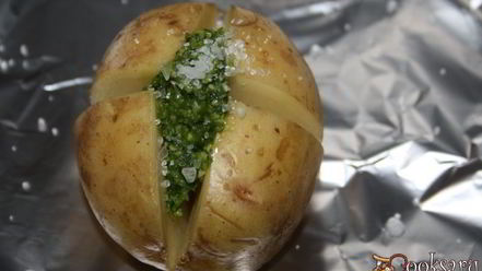 Рецепт печеного картофеля с соусом песто