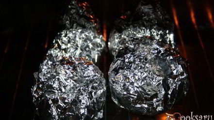 Рецепт печеного картофеля с соусом песто