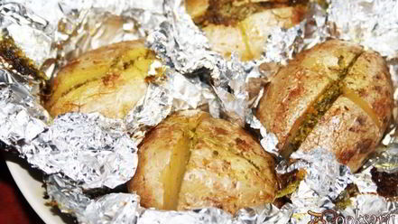 Рецепт печеного картофеля с соусом песто