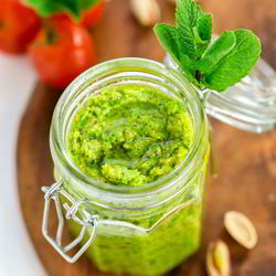 Рецепт Песто из зеленого горошка с мятой и фисташками