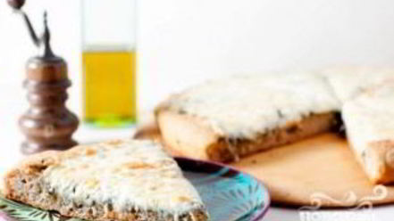 Рецепт пиццы три сыра с соусом песто