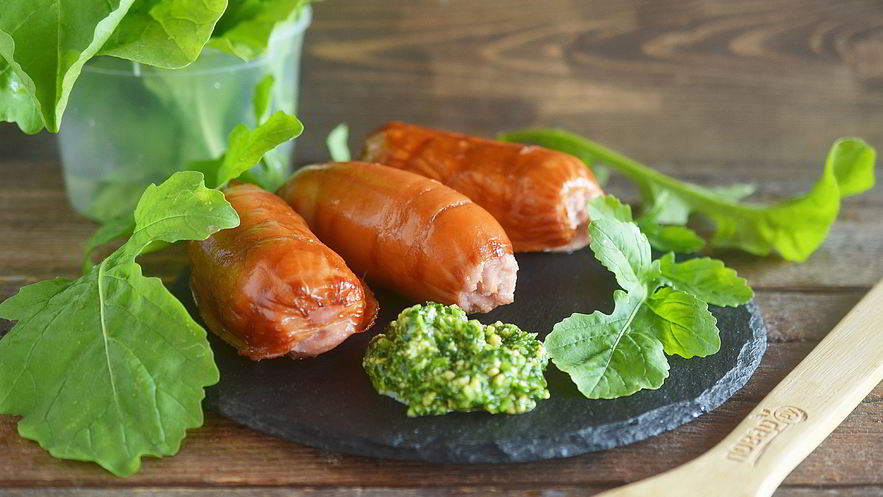 Рецепт сосисок-гриля с соусом песто из руколлы