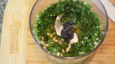 Рецепт сосисок-гриля с соусом песто из руколлы