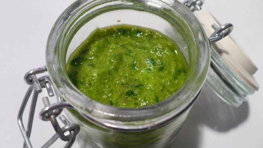 Рецепт соуса песто с черемшой, грецкими орехами и пекорино