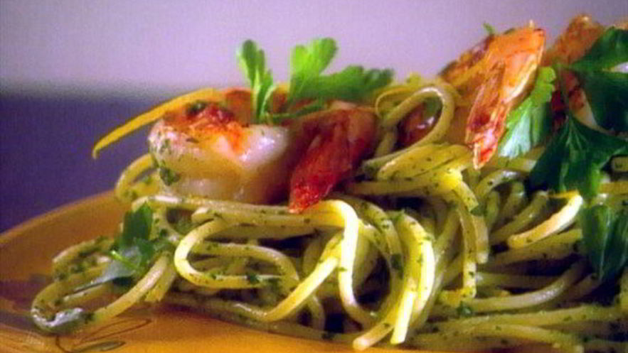 Рецепт спагетти с соусом песто из рукколы и королевскими креветками