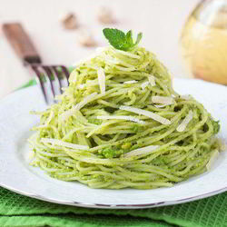 Рецепт Спагетти с соусом песто из зеленого горошка, фисташек и мяты