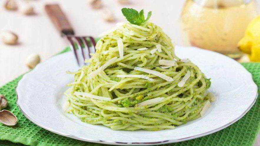Рецепт спагетти с соусом песто из зеленого горошка, фисташек и мяты