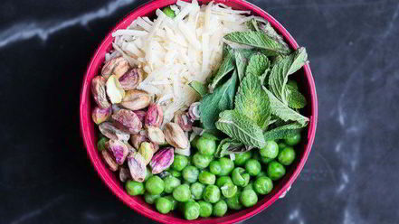 Рецепт спагетти с соусом песто из зеленого горошка, фисташек и мяты