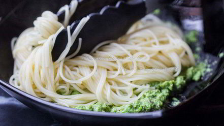 Рецепт спагетти с соусом песто из зеленого горошка, фисташек и мяты