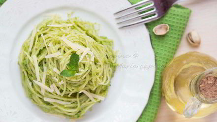 Рецепт спагетти с соусом песто из зеленого горошка, фисташек и мяты