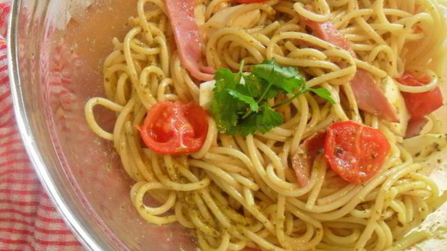 Рецепт спагетти с ветчиной, моцареллой под соусом песто