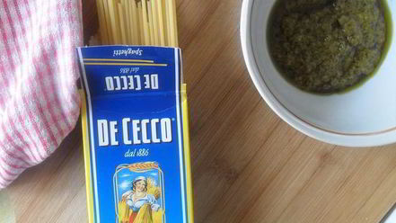 Рецепт спагетти с ветчиной, моцареллой под соусом песто