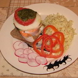 Рецепт Стейка из форели на подушке из черного хлеба под соусом песто с рисом