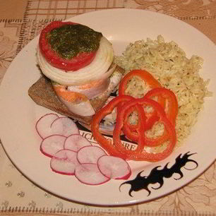 Рецепт Стейка из форели на подушке из черного хлеба под соусом песто с рисом