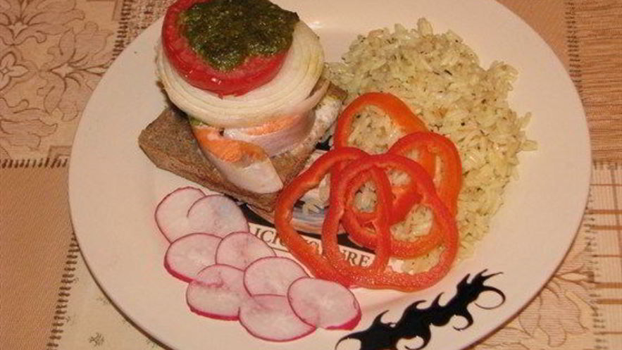 Рецепт стейка из форели на подушке из черного хлеба под соусом песто с рисом