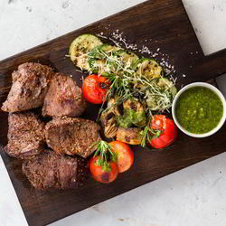 Рецепт Стейка на гриле с соусом песто