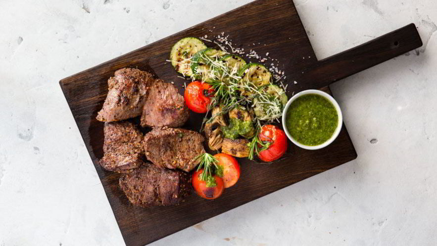 Рецепт стейка на гриле с соусом песто