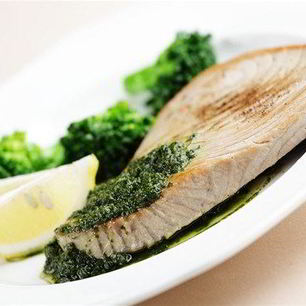 Рецепт Тунца с соусом песто из кинзы и грецких орехов