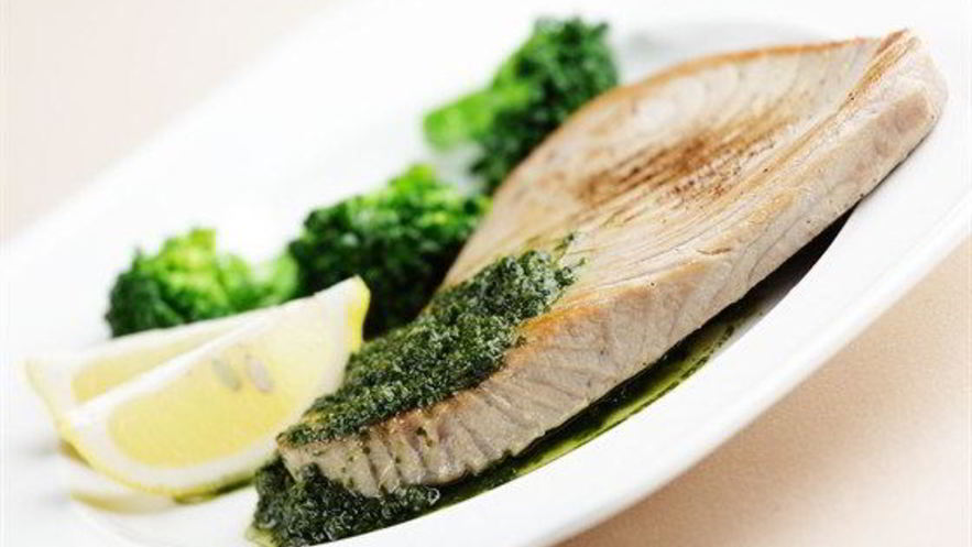 Рецепт тунца с соусом песто из кинзы и грецких орехов