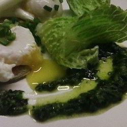 Рецепт Яйца пашот на тостах с соусом песто и сельдереем