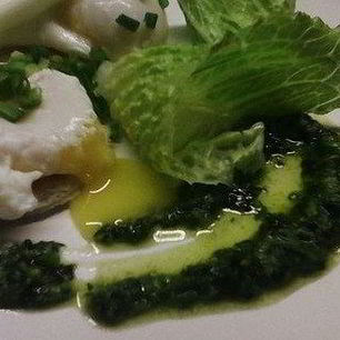 Рецепт Яйца пашот на тостах с соусом песто и сельдереем